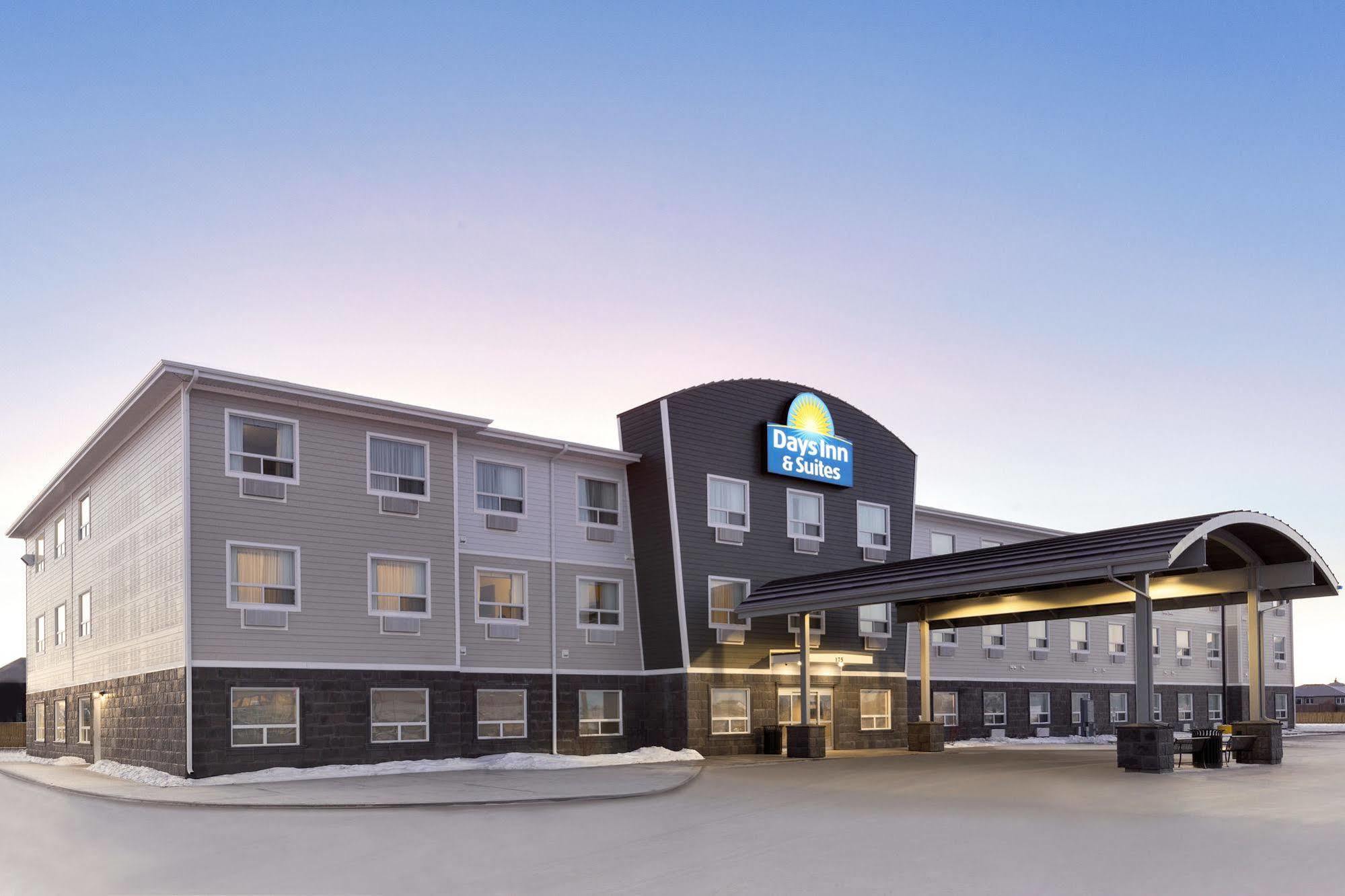 Days Inn & Suites By Wyndham Warman Exteriör bild