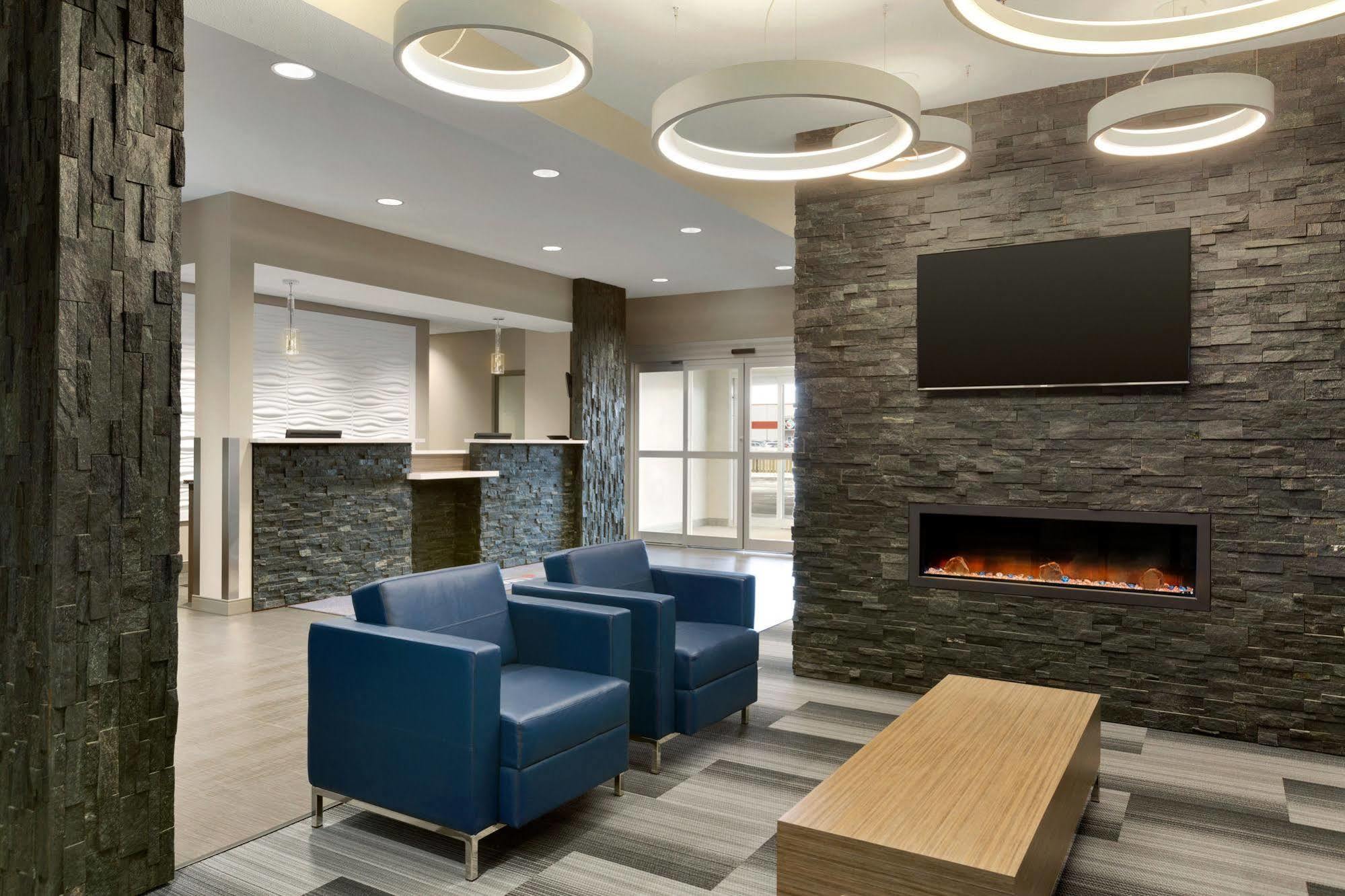 Days Inn & Suites By Wyndham Warman Exteriör bild